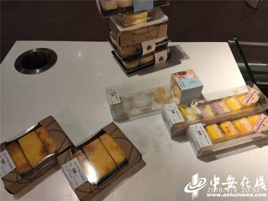 超市里被清点出快到期的商品