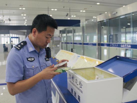 边检民警检查执勤现场便民用品