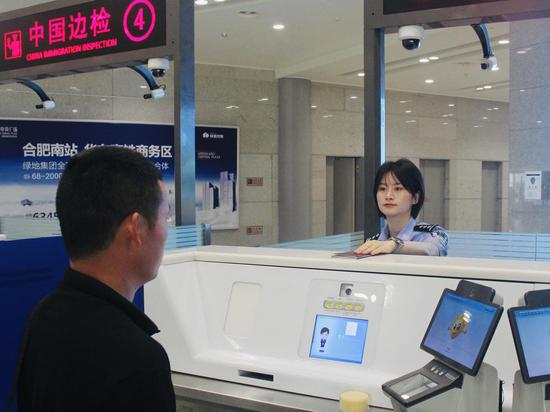 边检民警正在验放入境旅客