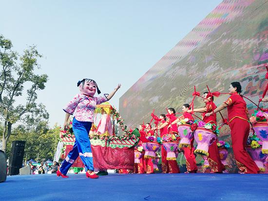 图为活动演出现场