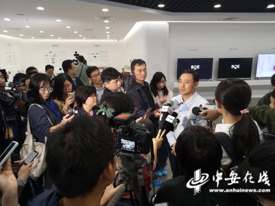 京东方集团副总裁、合肥区域总经理张羽接受“推动高质量发展调研行”记者采访。