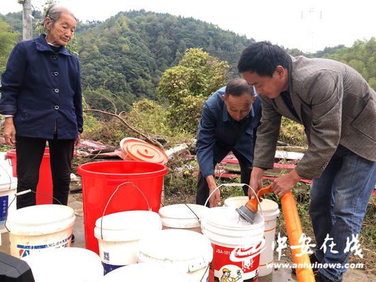 金寨县古碑镇,政府部门组织送水到村民家门口