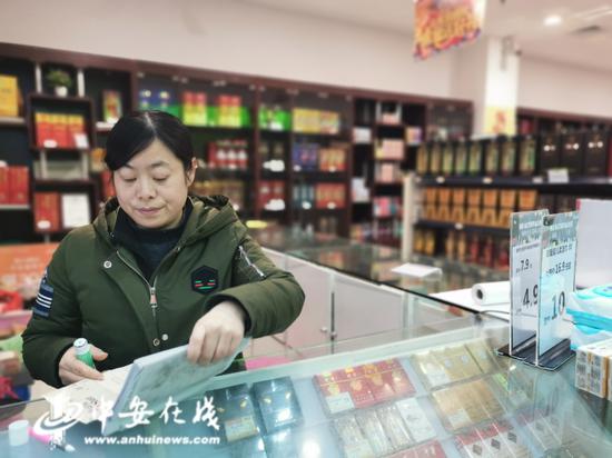  潜山路一家烟酒店，店主称高档烟酒的公款订单几乎没有