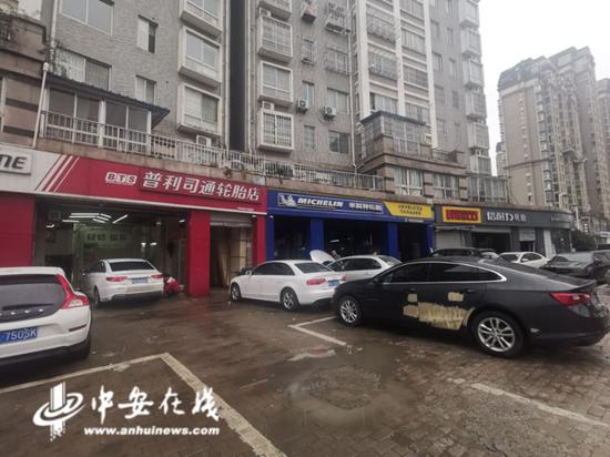 节前，洗车店内有不少车主前来洗车