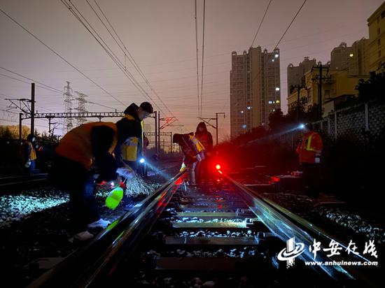 合肥火车站组织24名职工扫雪除冰