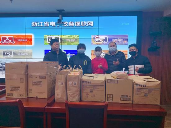 为温州滨江街道工作人员送上120份爱心餐