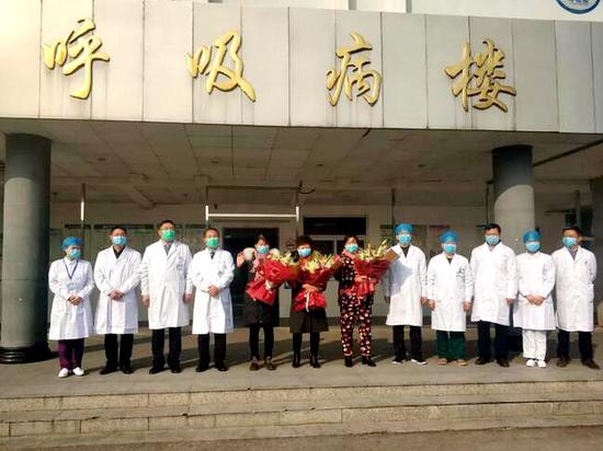 今天（4日）上午，阜阳市及我省首批3名重症新型冠状病毒感染的肺炎患者出院啦！！！