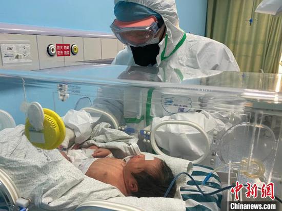 曾凌空主任查看收治的新生儿情况 张祖国 摄
