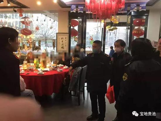 图为胡勇芳(右三)在责令聚餐人员撤离现场