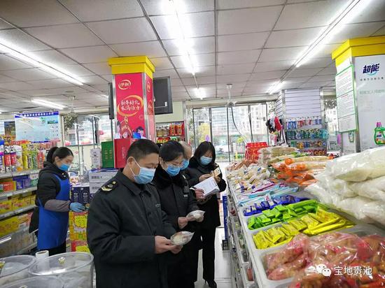 图为胡勇芳在检查食品质量