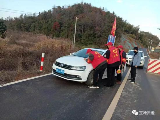 卡点执勤人员登记过往车辆和人员