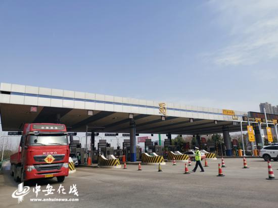 2月23日，合肥绕城高速蜀山收费站，车辆有序通行