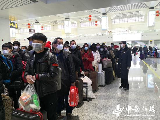 　　2月27日，阜阳西站工作人员在引导务工旅客有序排队检票进站。 张梦辰 摄