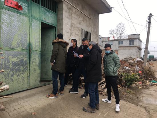 图为朱建波(左三)与县纪委监委工作人员一起查看仲兴居委会外地返乡人员居家隔离情况。邓小宾 摄