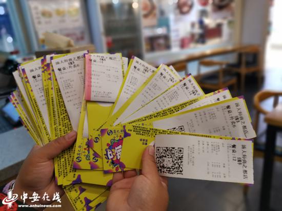 汤大师餐饮店的陈瑶向记者展示消费者用过的消费券