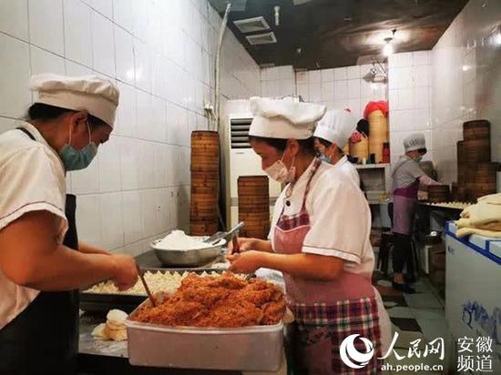 凌晨三点，酒店厨师们为抗洪官兵们精心准备早餐。图片由铜陵市退役军人事务局提供