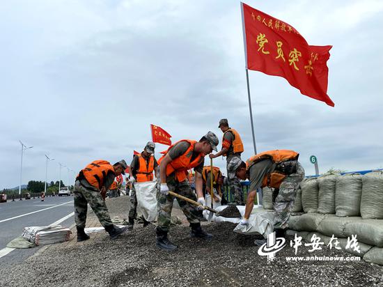  解放军来了，环湖大道筑起长堤