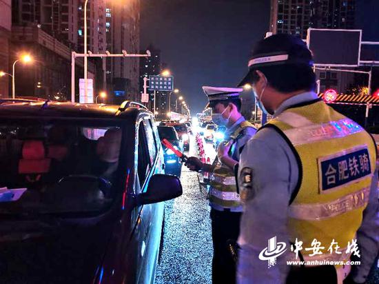  合肥交警两个小时查获62名“酒司机”