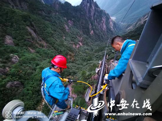 玉屏索道缆车工在高空支架上进行检查 姚文华摄