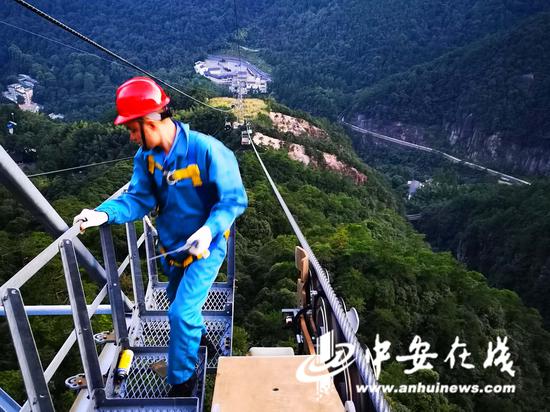 玉屏索道缆车工在高空支架上进行检查 姚文华摄