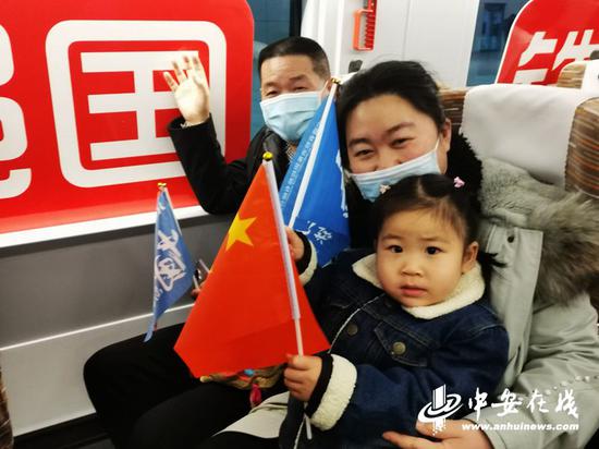 京港高铁合肥至安庆段开通运营,合肥旅客争相出行,乘坐首列车去安庆旅游。(陆应果摄)
