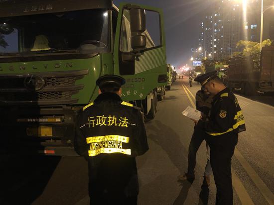 29辆渣土车提前上路领到5800元罚单