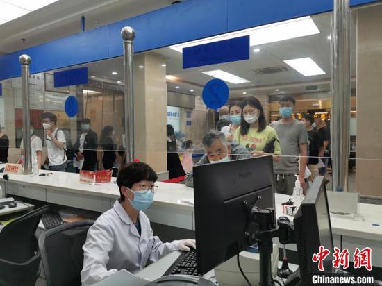   5月15日晚，在合肥市安徽国际旅行卫生保健中心新冠疫苗免费接种点，工作人员正在为市民录入信息。　储玮玮　摄