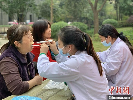 10月30日，志愿者医生在为居民检查口腔。杜晓芳 摄