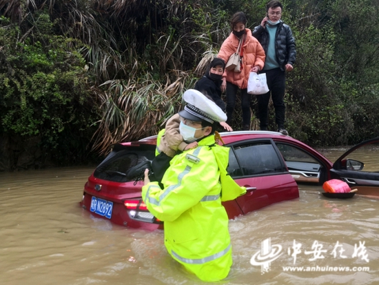  暴雨救援现场