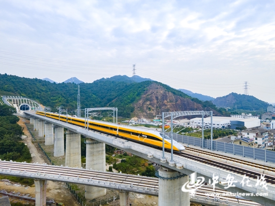  联调联试列车通过中铁四局承建的杭台铁路温岭跨国道G104特大桥