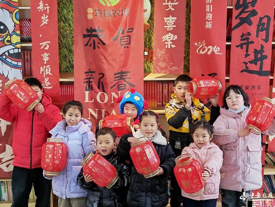 2024年2月2日，在安徽省合肥市肥东县众兴乡先锋农场，小朋友手捧红灯笼迎接新年的到来。