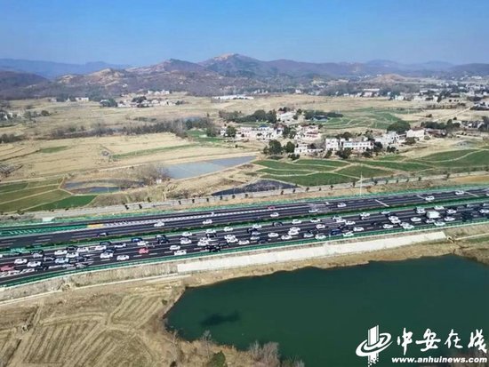 2月15日上午，京台高速庐江段车辆有序通行。