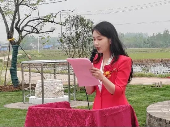 安徽广播电视台《帮女郎 帮你忙》记者、帮女郎王天娇现场宣读碑记
