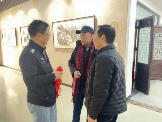 著名书法家吴雪（中）