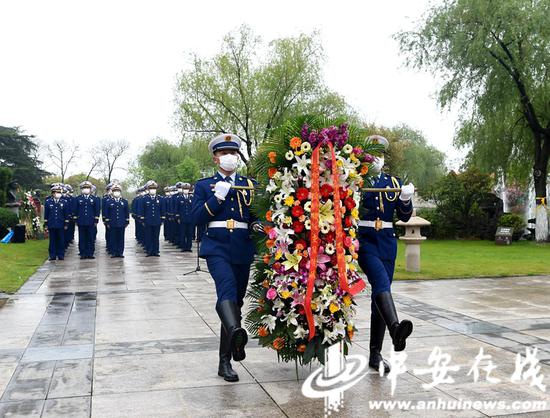 合肥消防清明祭奠英烈和牺牲战友