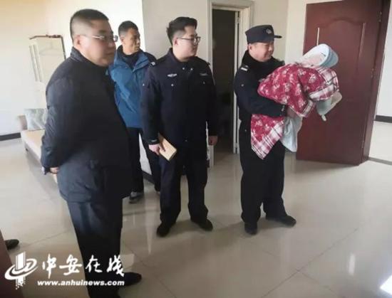 男婴得到了公安民警的照料