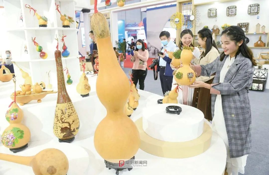 (阜阳葫芦工艺品深受现场群众好评和喜爱)