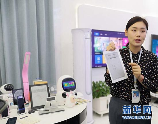 9月15日，在科大讯飞体验中心，工作人员展示一款电子阅读器。新华网 李东标 摄