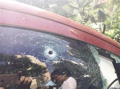 疑似钢珠射穿玻璃 合肥几十辆私家车遭损