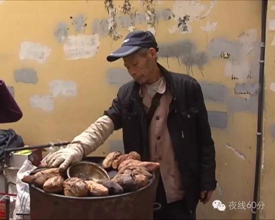 为给患病孙女攒医疗费 七旬大爷合肥街头卖烤