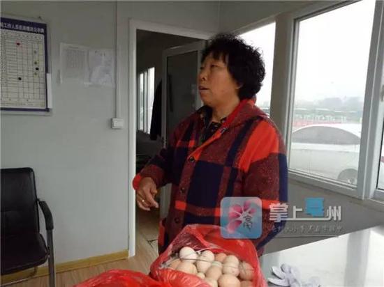 亳州夫妻将万元现金落在9路公交上 好司机捡到