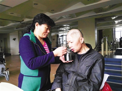 枞阳男子手术后只剩下“半个脑袋” 妻子照顾不离不弃