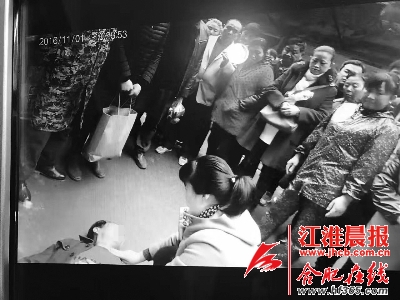 周章萍抢救老人的现场视频截图
