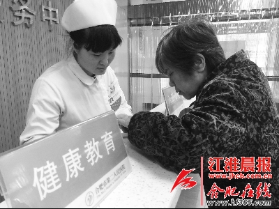 周章萍在医院岗位上值班