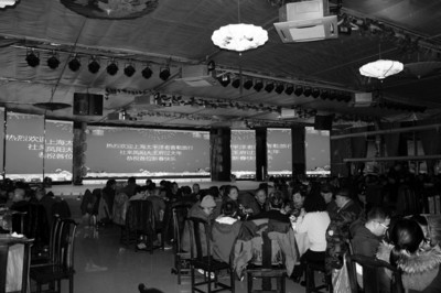 游客们吃起了丰盛的年夜饭“