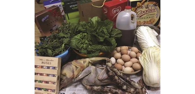 爸妈几乎把厨房里所有食物都给我带上了