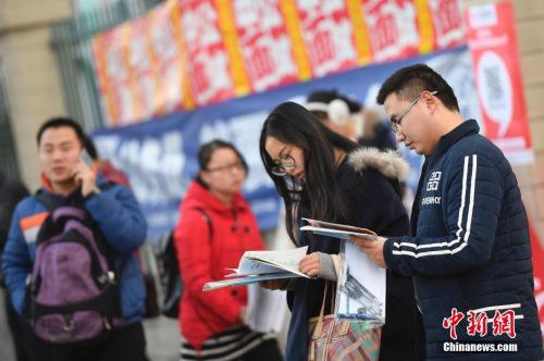 资料图:2016年11月27日,山西太原,参加2017年国家公务员考试的考生在考前紧张复习。中新社记者 韦亮 摄