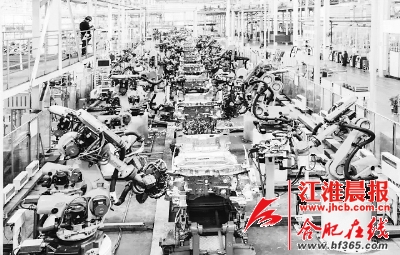 2016 年7月8日，繁忙运转的江淮汽车机器人生产线。吴小黎 摄