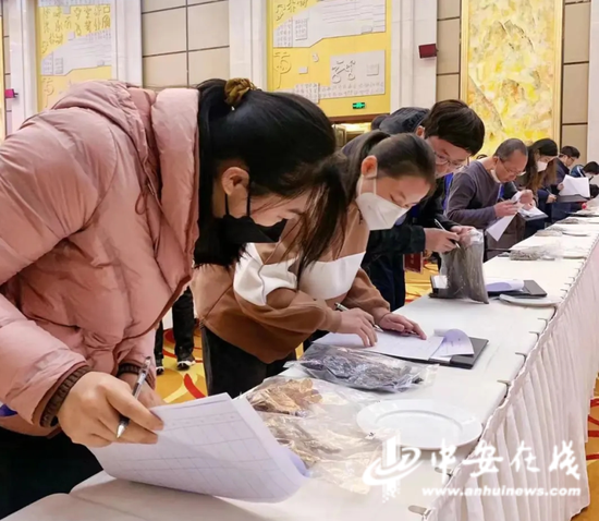 参赛选手正在紧张比赛中
