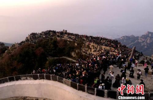 图为10月1日当天,来自全国各地的游客登泰山、观日出。 孙宏瑗 摄